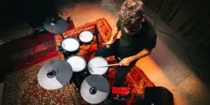 batteur jouant sur batterie électronique alesis nitro pro kit leguidedesbatteurs.com