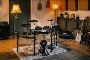 Salle de musique avec batterie électronique. Alesis Strata Core