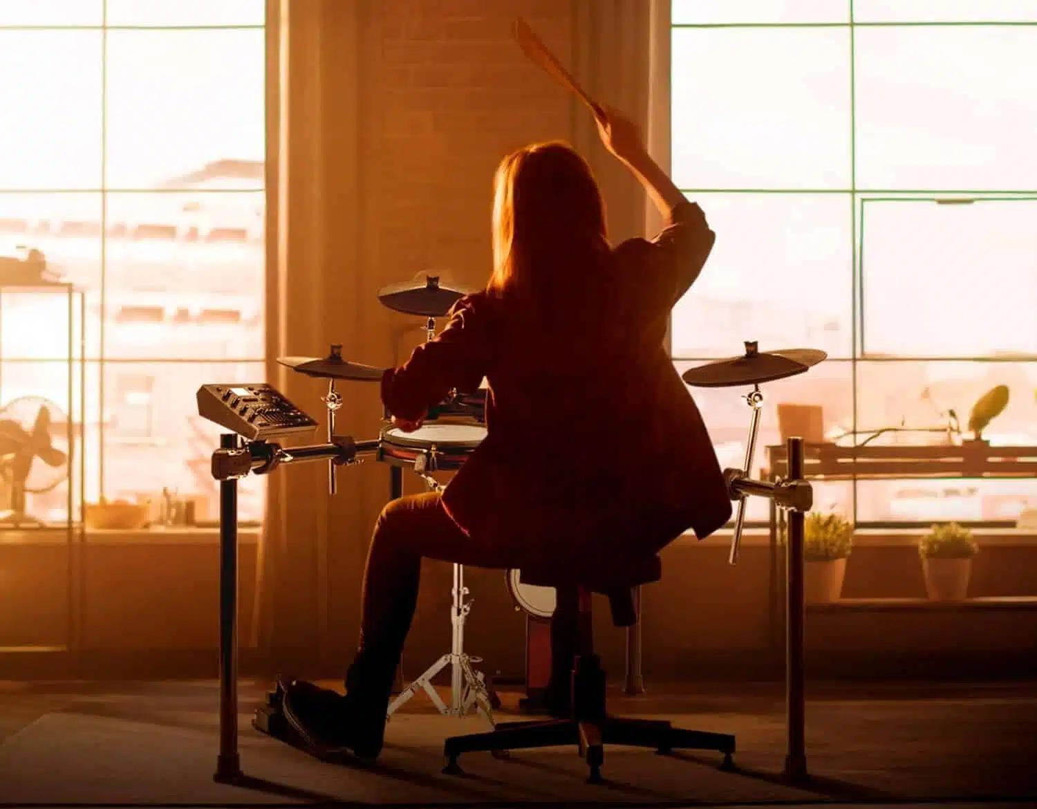 a person playing drums in a room Alesis Crimson III leguidedesbatteurs.com