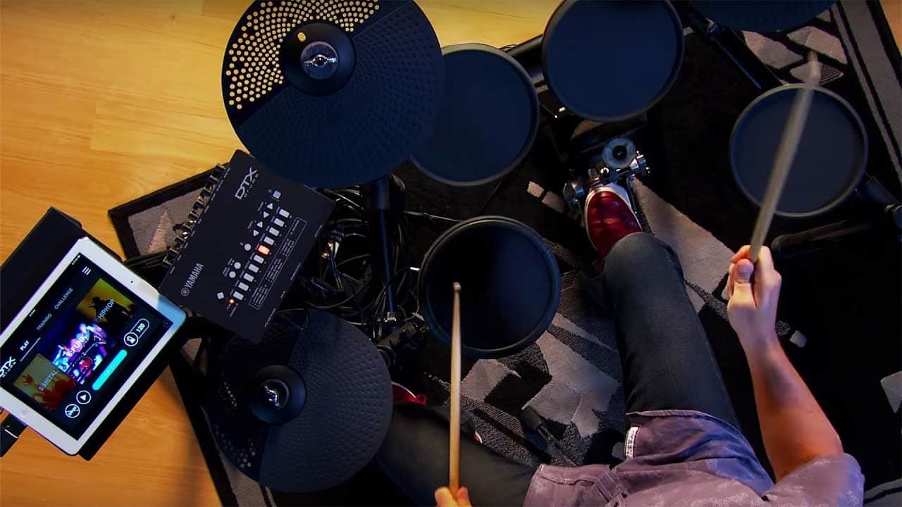 Batterie électronique avec tablette à côté. Yamaha DTX-452K