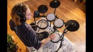 a man playing a drum set Alesis Nitro Max Kit leguidedesbatteurs.com