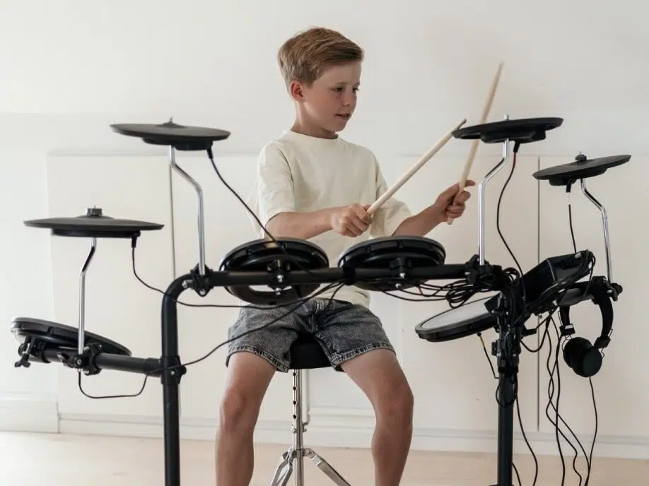 Enfant jouant de la batterie électronique. XDrum DD-250