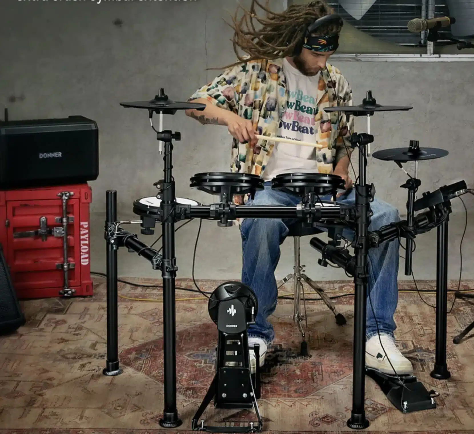 a man playing a drum set donner ded 200 leguidedesbatteurs.com