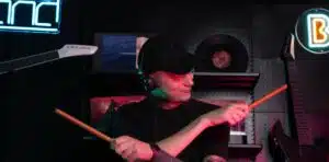 a man wearing headphones and holding a stick AeroBand PocketDrum2 MAX leguidedesbatteurs.com