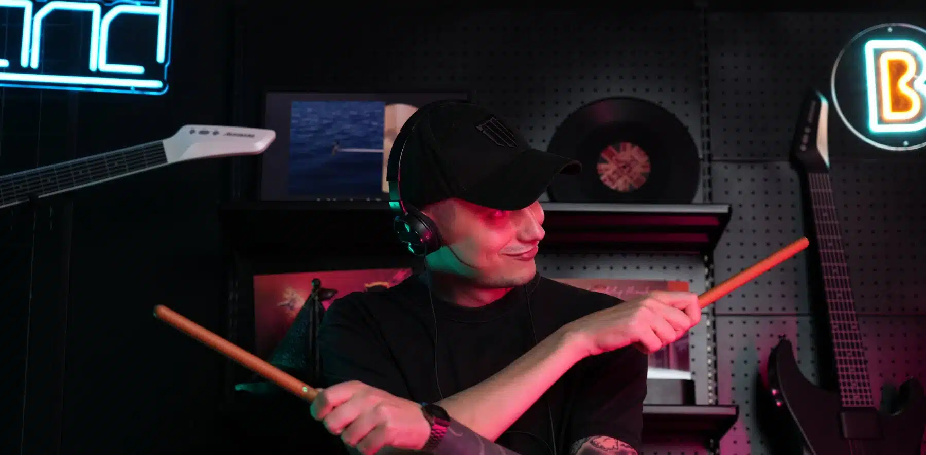 a man wearing headphones and holding a stick AeroBand PocketDrum2 MAX leguidedesbatteurs.com