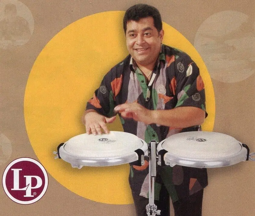 Homme jouant des congas colorées. Les 5 meilleurs conga compact pour les percussionnistes