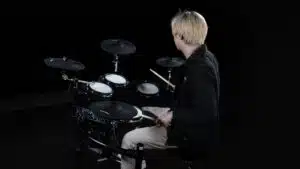 Jeune homme jouant de la batterie. Avis et test Nux DM7-X Mesh Kit leguidedesbatteurs.com