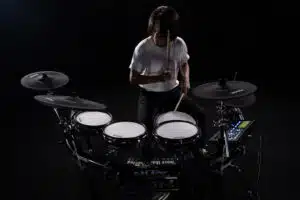 Musicien jouant de la batterie électronique. Nux DM-8 leguidedesbatteurs.com