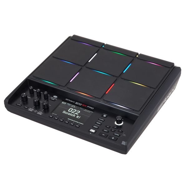 Roland SPD-SX Pro vu de trois quarts gauche, LED de couleur allumées autour des 9 pads et écran affichant le kit 022