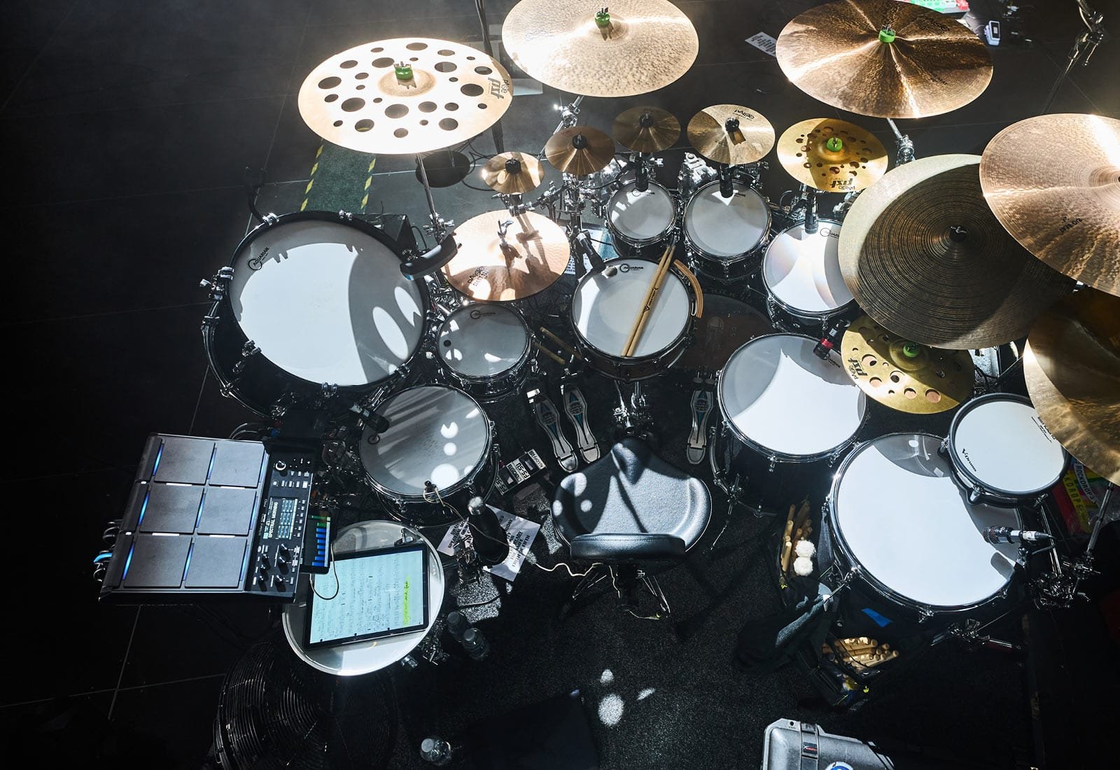 Grande batterie acoustique vue du dessus avec un Roland SPD-SX Pro et une tablette de partitions sur la gauche