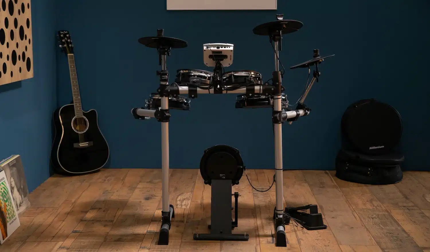 a drum set in a room MILLENIUM MPS-150X leguidedesbatteurs.com