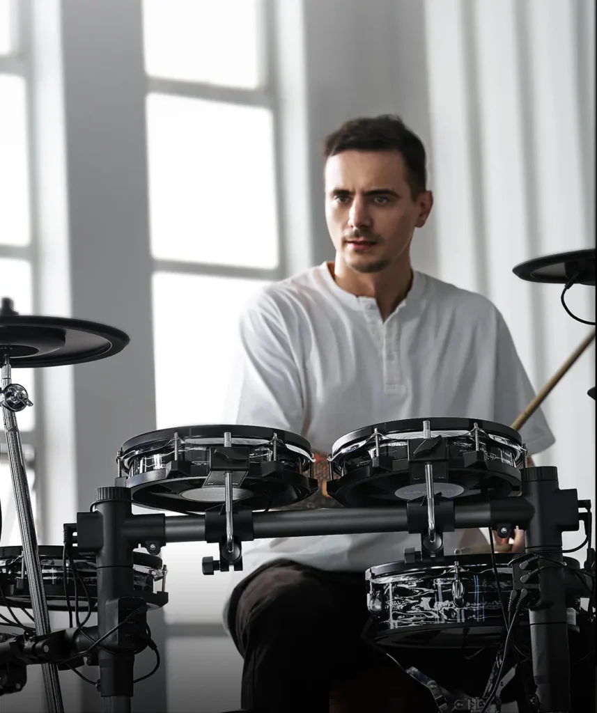a man playing drums
DONNER Beat Max leguidedesbatteurs.com