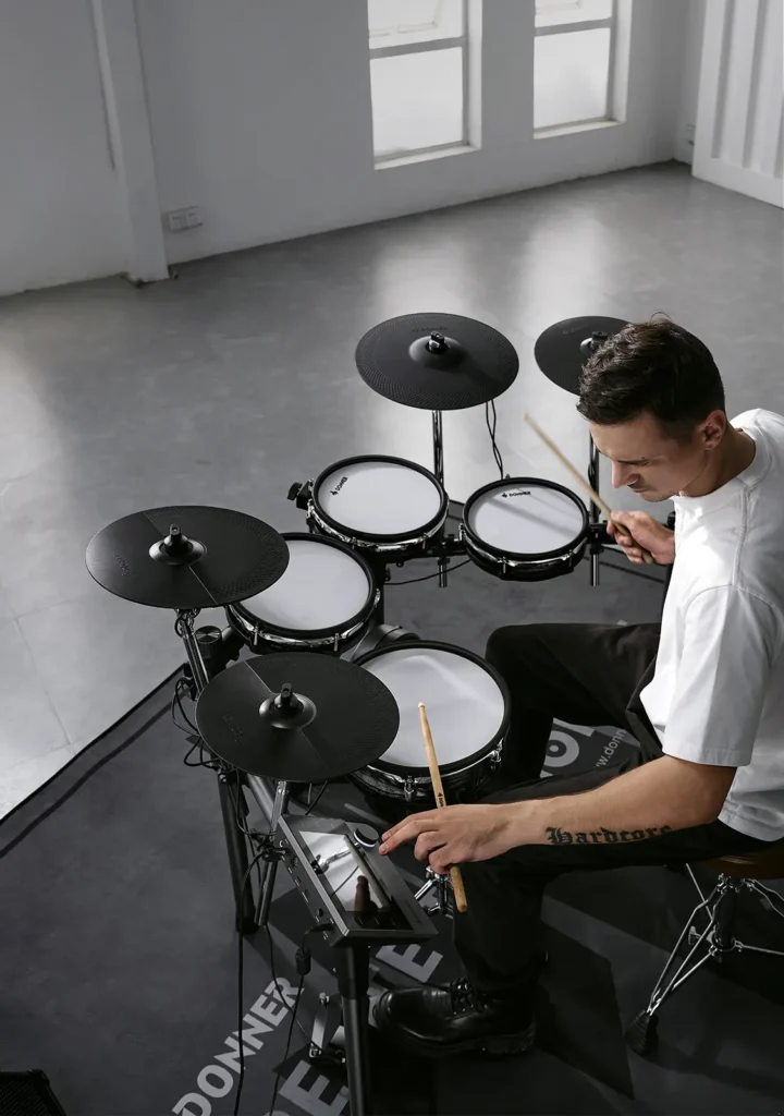 a man playing a drum set
DONNER Beat Max leguidedesbatteurs.com