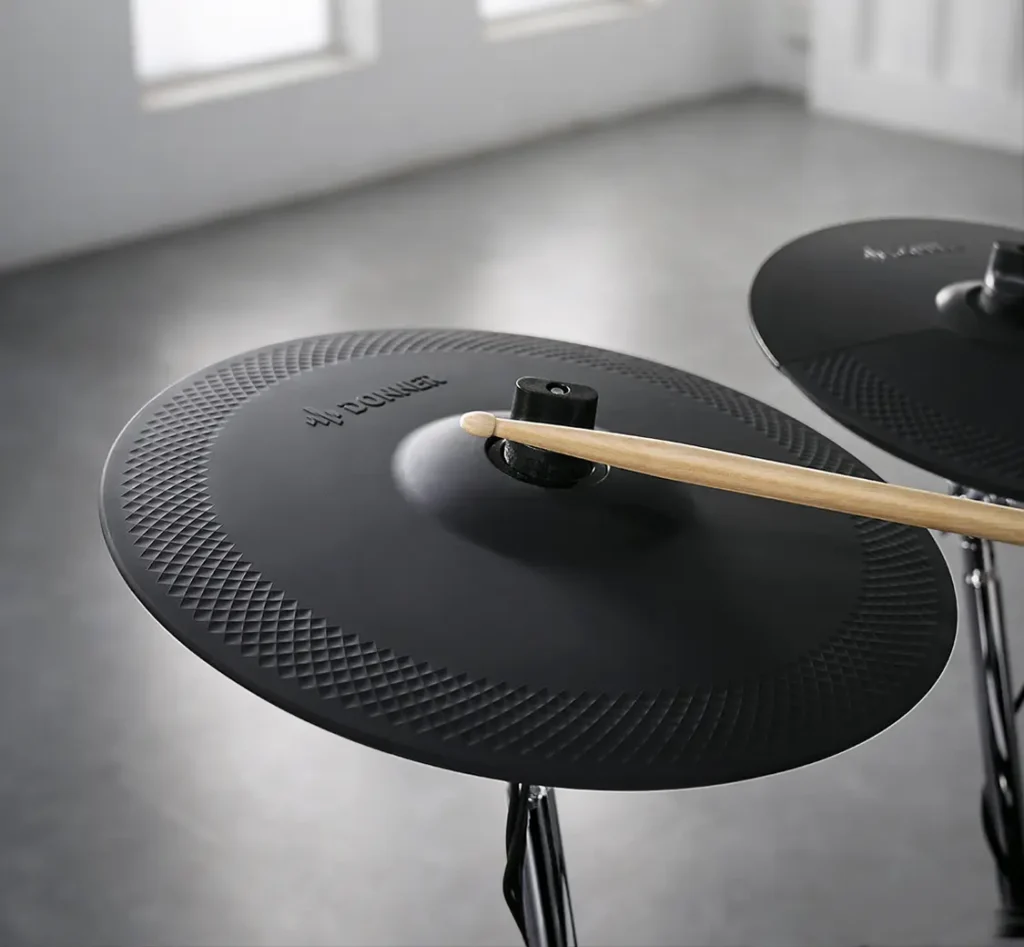 a drum set with a stick
DONNER Beat Max leguidedesbatteurs.com