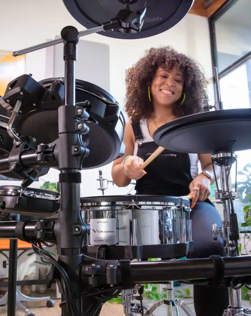 Femme jouant de la batterie électrique.
Roland TD-27KV2