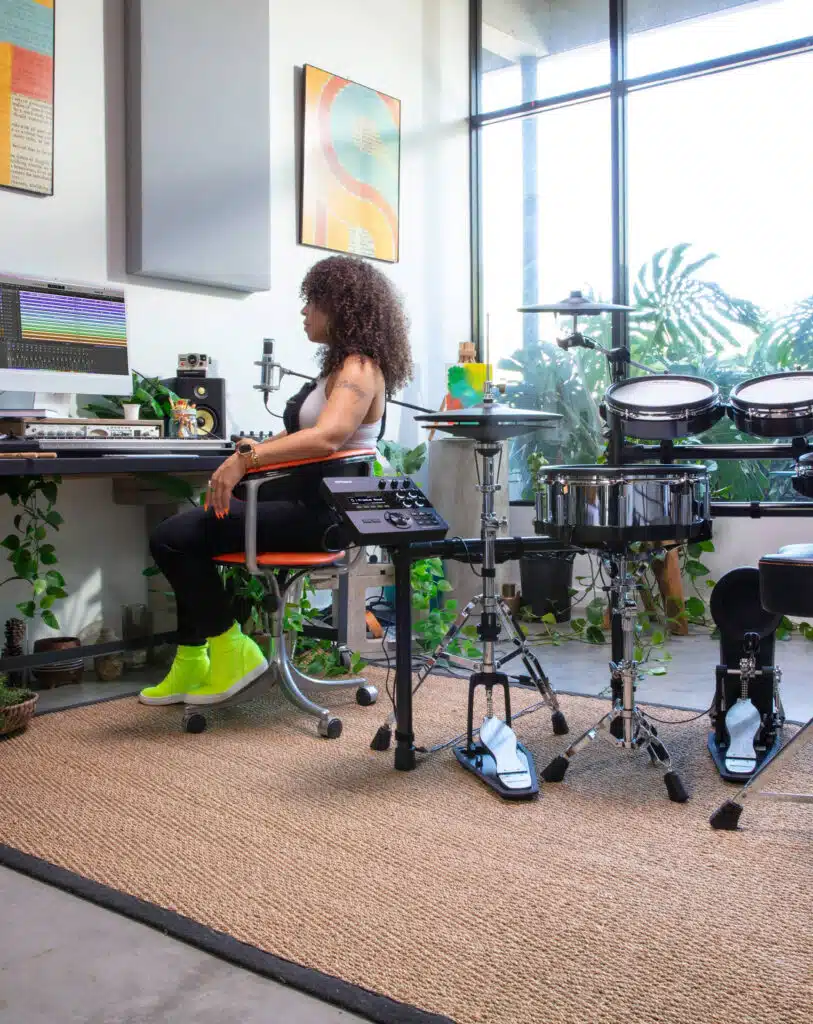 Femme créant de la musique dans un studio.
Roland TD-27KV2