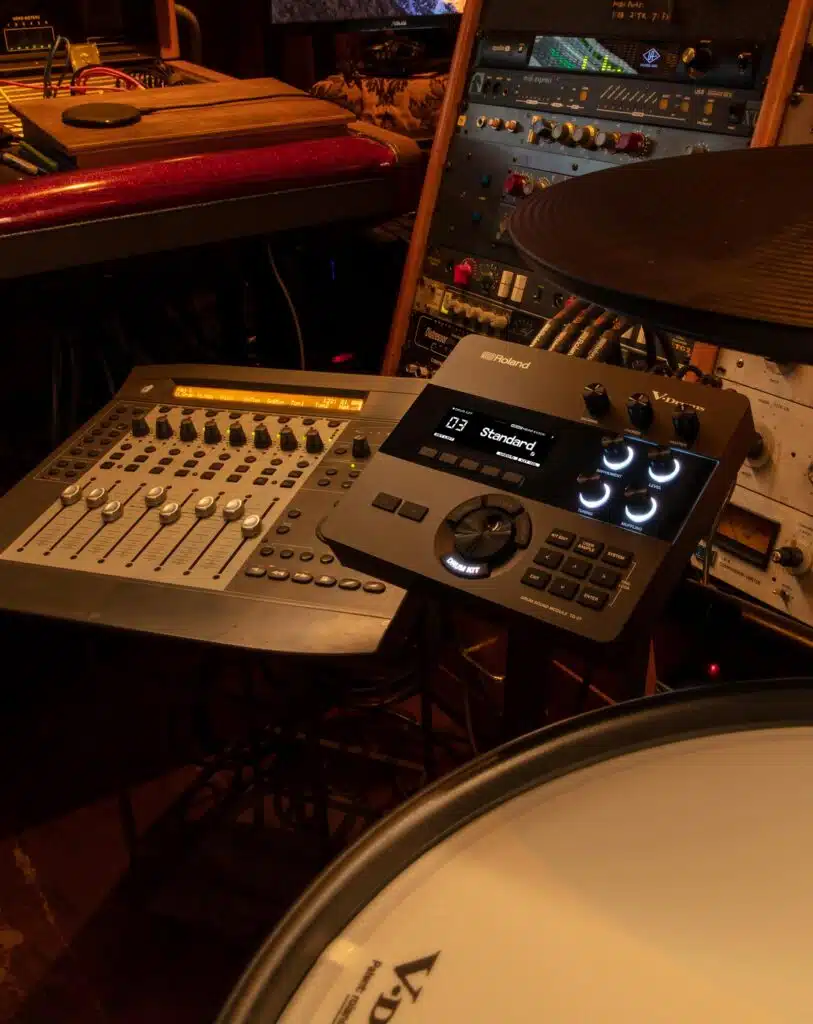 Table de mixage et contrĂŽleur audio
Roland TD-27KV2