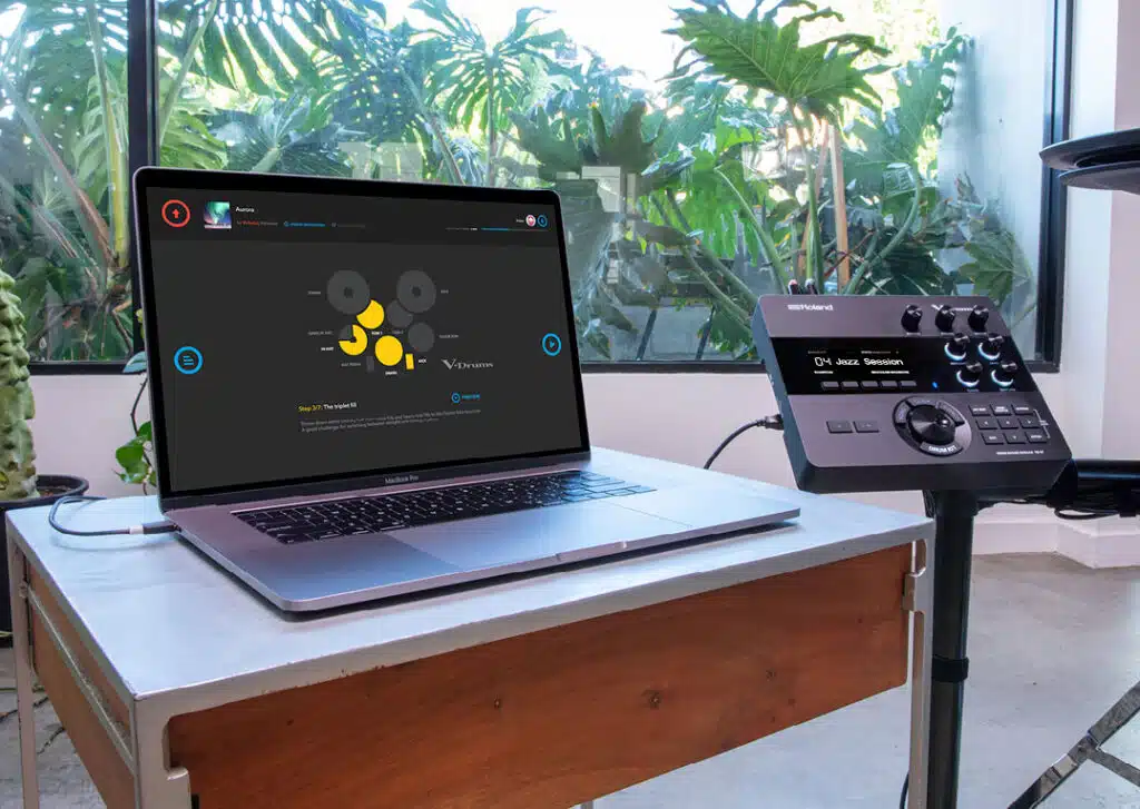 Ordinateur et équipement musical moderne.
Roland TD-27KV2