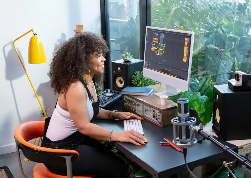 Femme travaillant sur un ordinateur.
Roland TD-27KV2