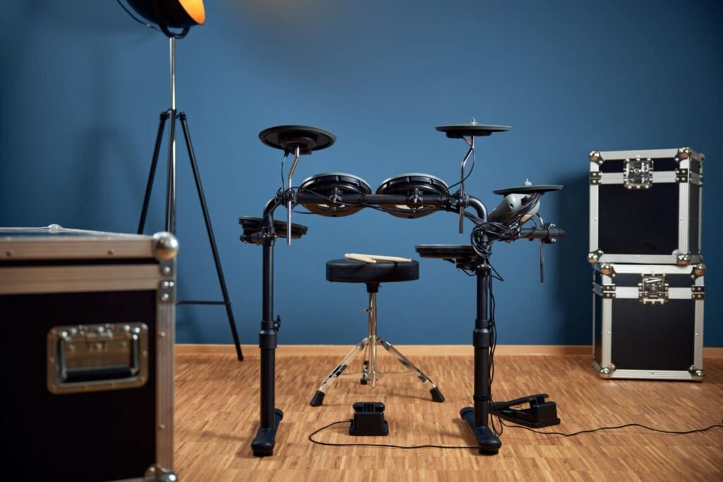 a drum set in a room Millenium Rookie leguidedesbatteurs.com