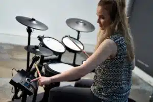 a woman playing a drum set Roland TD-17KV2 leguidedesbatteurs.com