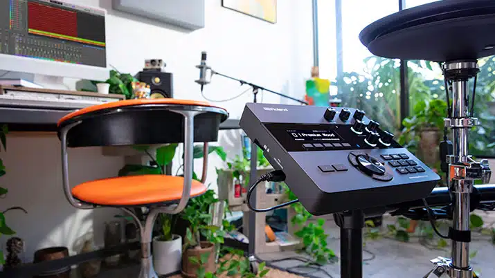 Studio de musique avec plantes vertes.
Roland TD-27KV2