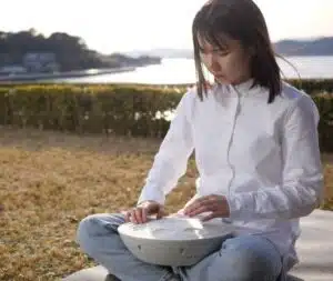 Personne jouant d'un instrument musical. Roland MN-10 Mood Pan leguidedesbatteurs.com