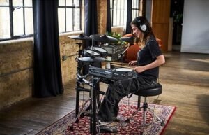 Femme jouant de la batterie électronique. Roland TD-513 leguidedesbatteurs.com