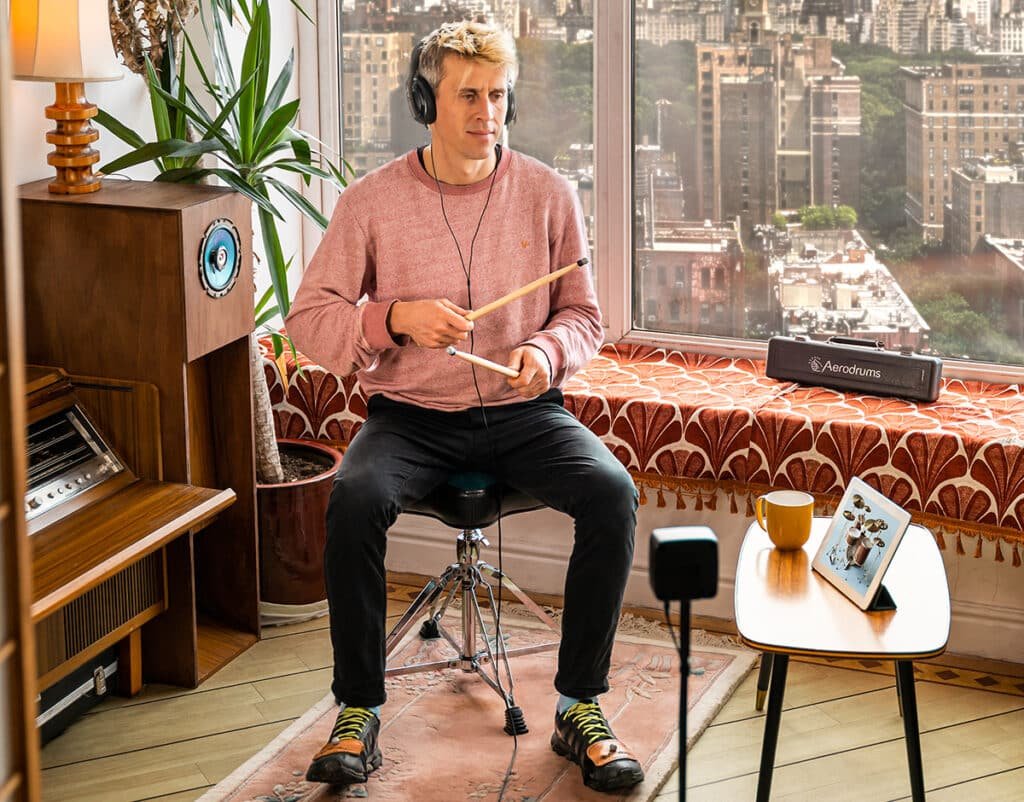 un homme en train de jouer de la batterie virtuelle aerodrums leguidedesbatteurs.com
Aerodrums Air Percussion Set 2