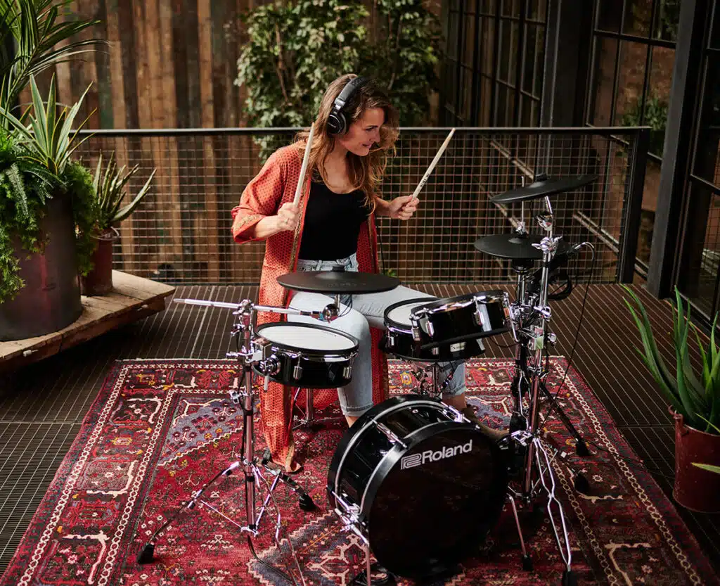 Femme jouant de la batterie moderne. Roland VAD103 leguidedesbatteurs.com