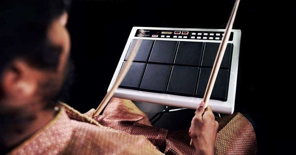 Personne jouant d'un instrument électronique. Roland OCTAPAD SPD-20 PRO