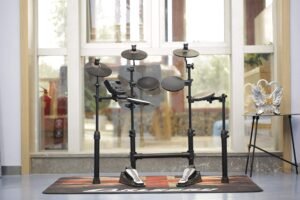 Batterie électronique dans une pièce