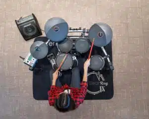 Batteur jouant sur une batterie électronique carlsbro csd500 leguidedesbatteurs.com