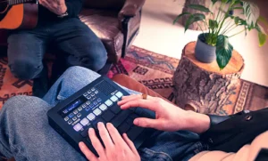 Musiciens créant de la musique ensemble Yamaha FGDP-50 leguidedesbatteurs.com