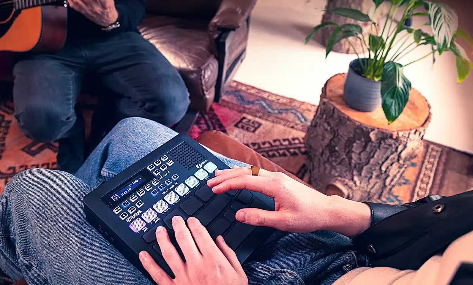 Musiciens créant de la musique ensemble Yamaha FGDP-50 leguidedesbatteurs.com