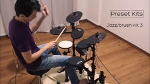 Jeune homme jouant de la batterie. Carlsbro CSD130