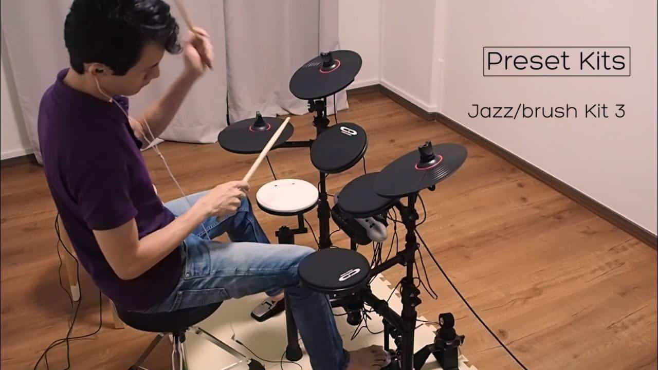 Jeune homme jouant de la batterie. Carlsbro CSD130