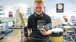 Batteur avec accessoires de musique. Top accessoires batterie