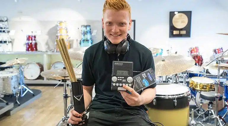 Batteur avec accessoires de musique. Top accessoires batterie