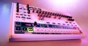 Boîte à rythmes moderne et colorée Behringer RD-9 leguidedesbatteurs.com