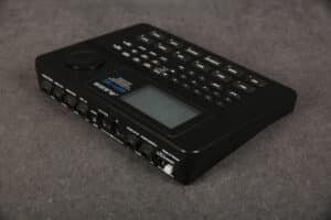 Équipement audio électronique noir ALESIS SR16 leguidedesbatteurs.com