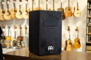 Cajón noir devant des guitares Meinl MPDC1 leguidedesbatteurs.com