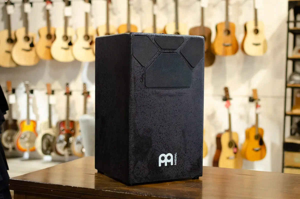 Cajón noir devant des guitares Meinl MPDC1 leguidedesbatteurs.com