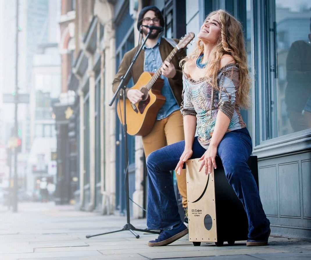 Musiciens de rue en performance Roland EC-10 EL Cajon leguidedesbatteurs.com