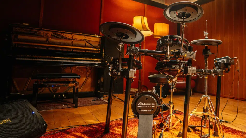 Kit de batterie électronique dans studio
Alesis Strata Club
batterie Alesis