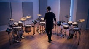 Un homme joue de la batterie électronique. Donner