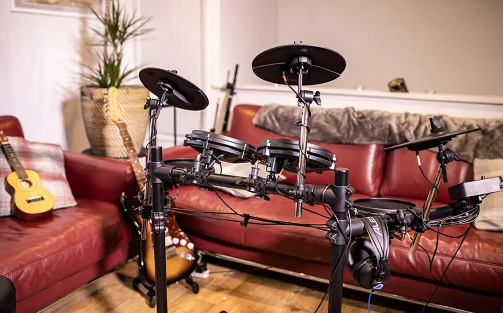 Batterie électronique dans un salon.
Alesis Turbo Mesh Kit
batterie Alesis