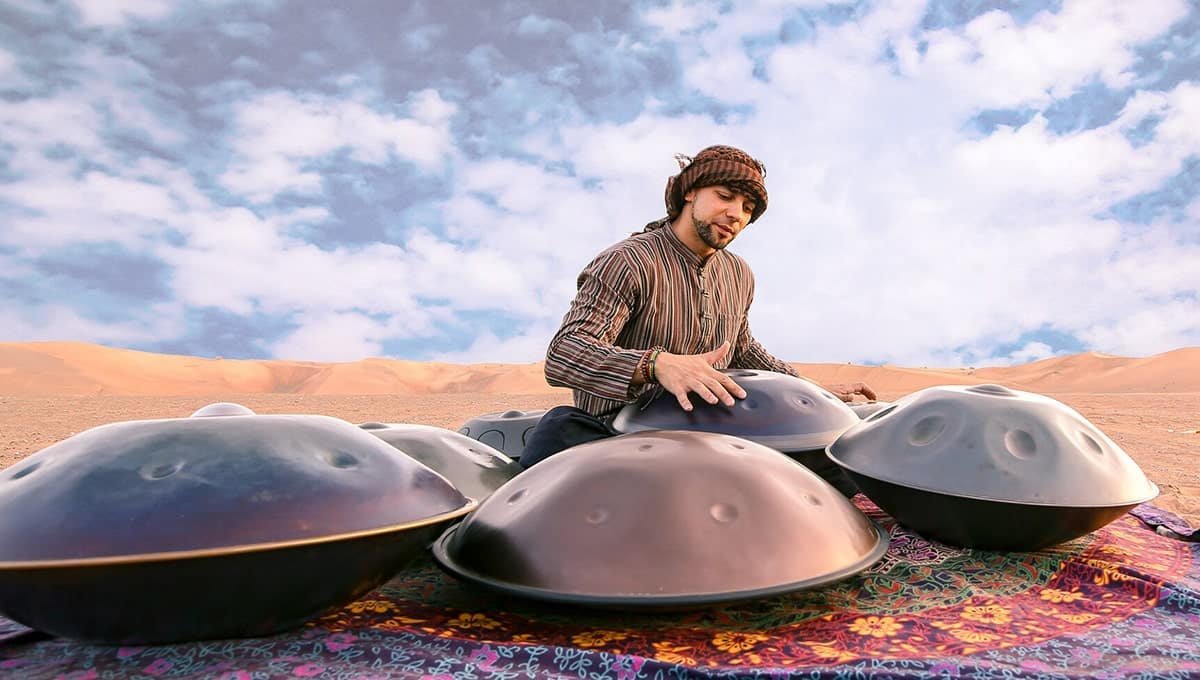 Musicien jouant du handpan dans le désert.