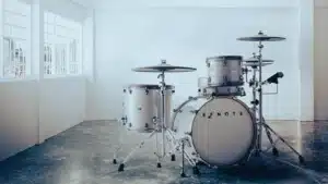 Batterie moderne dans une pièce blanche Efnote Pro 700