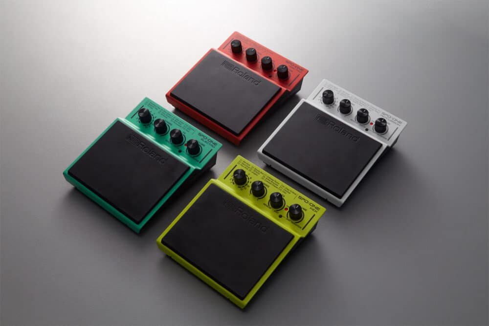 Quatre pédales de batterie colorées Roland spd one